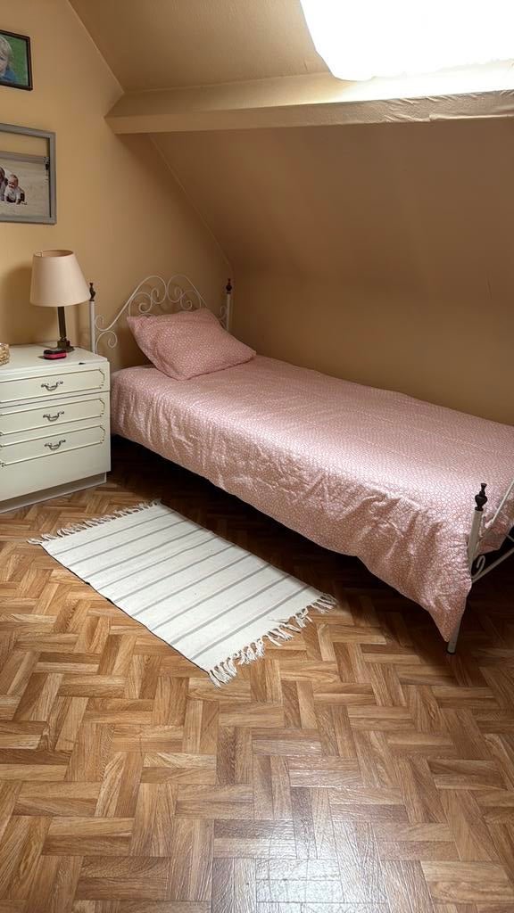 Een persoonsbed en nachttafeltje, Ophalen, Gebruikt