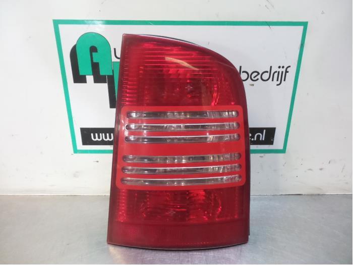 Feu arrière droit d'un Skoda Octavia (Octavia 97-), Autos : Pièces & Accessoires, Éclairage, Skoda, Utilisé, Enlèvement ou Envoi
