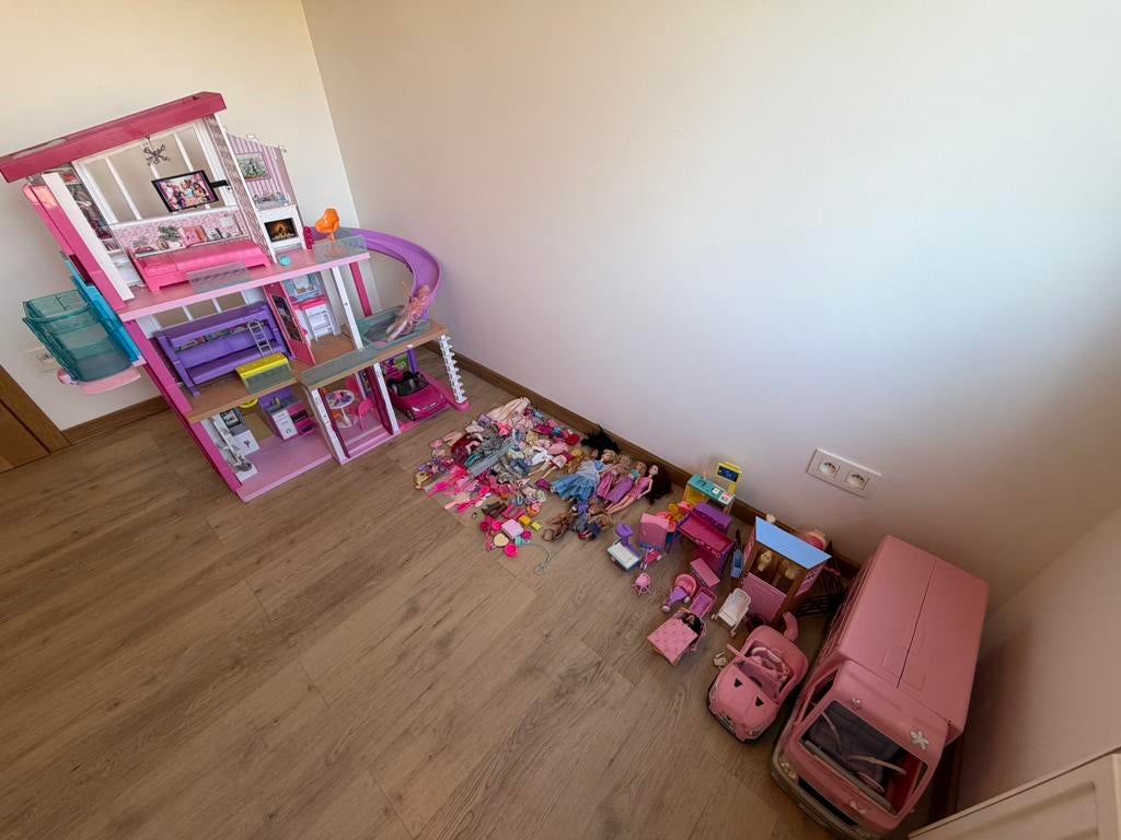 Lot Barbies + maison et accessoires, Enlèvement, Comme neuf, Accessoires