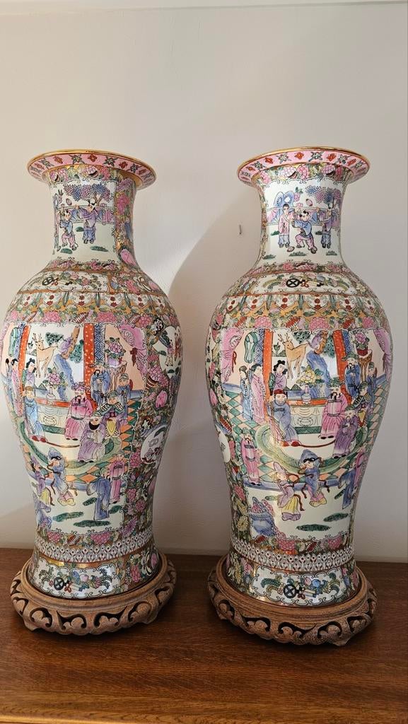 2 Vazen H62 cm met houten sokkel., Ophalen