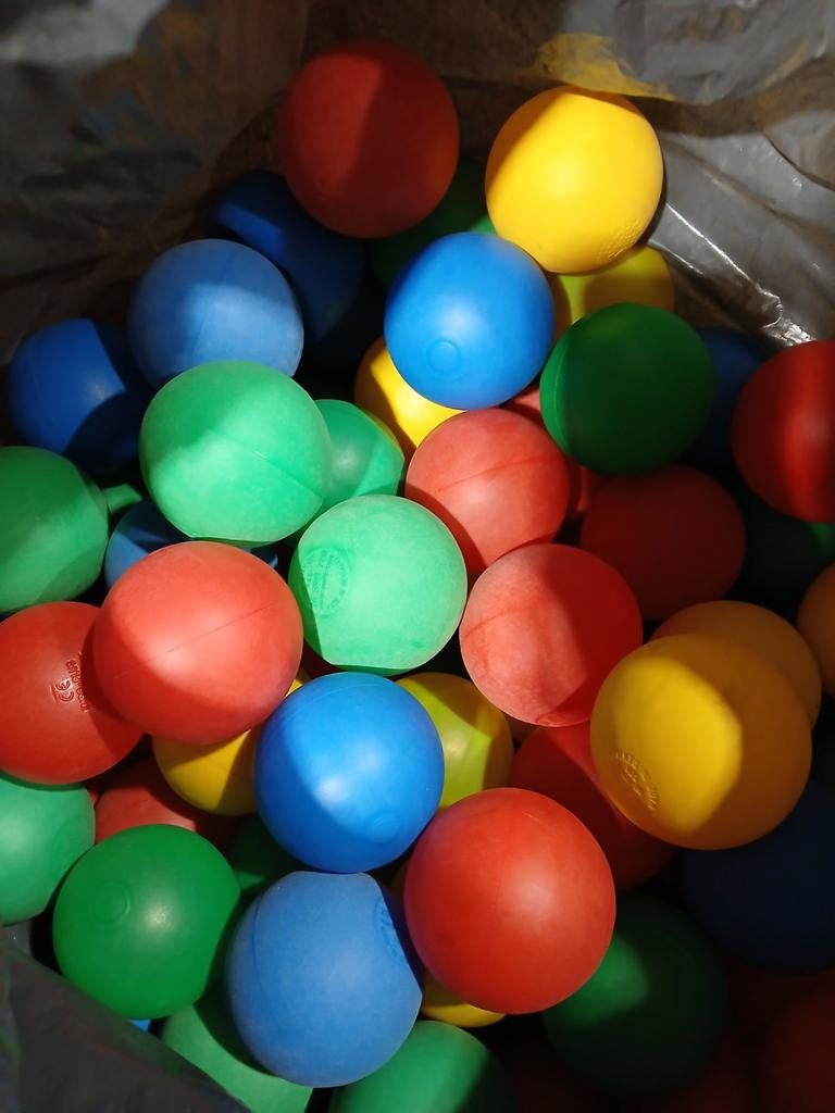 2 zakken balletjes voor in ballenbad, Ophalen, Gebruikt
