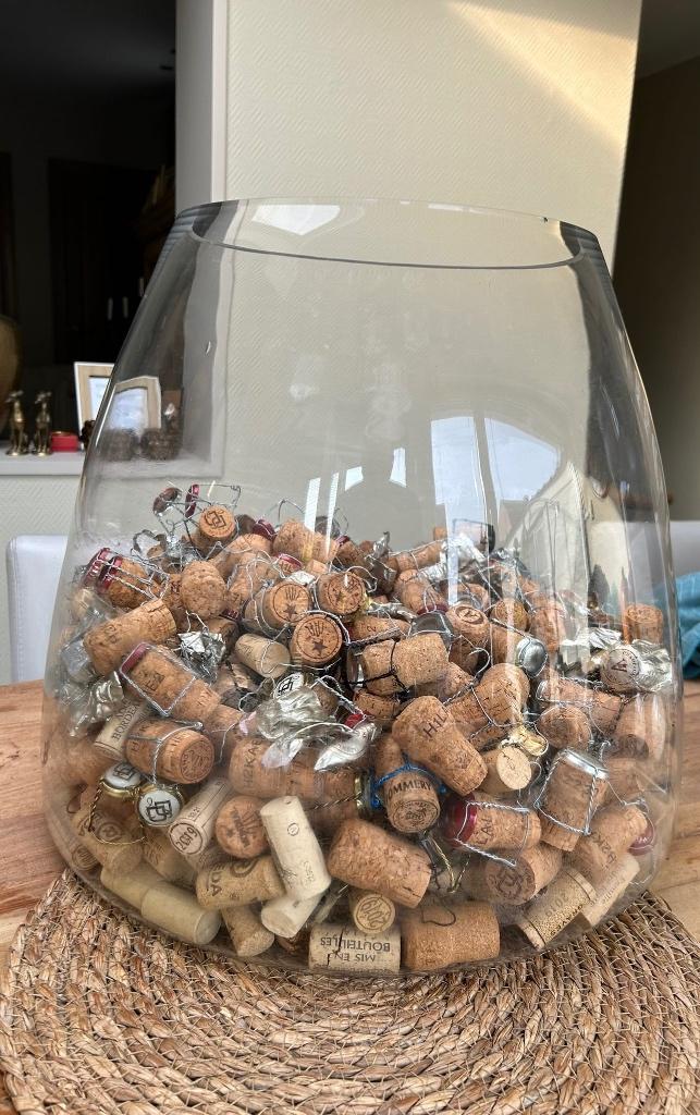 Vaas met champagne kurken, Ophalen, Zo goed als nieuw, Champagne