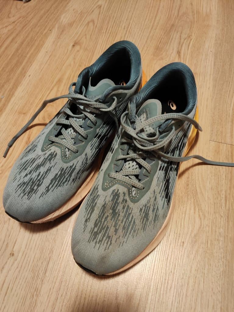 Asics novablast 3 , pointure 45  comme neuve, Sports & Fitness, Enlèvement