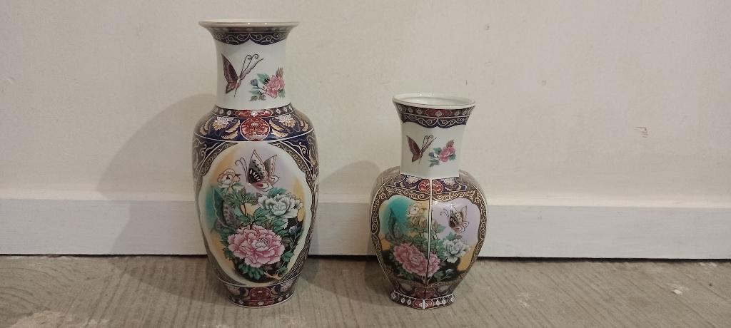 Paire de Vases Japonais Satsuma Vintage - Fleurs & Papillons, Antiquités & Art, Enlèvement ou Envoi