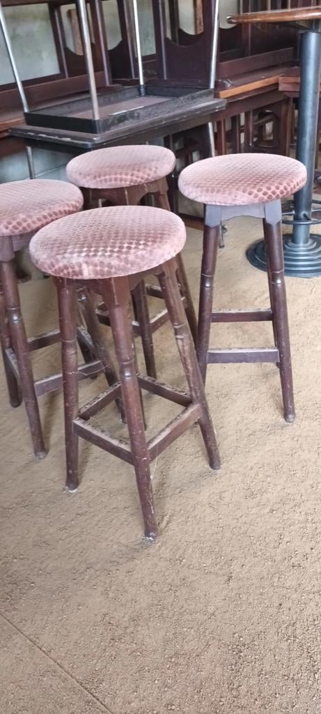 4 barkrukken 20euro per stuk, Ophalen