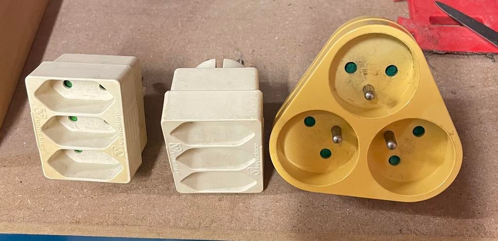 drie verdeelstekkers, stopcontact splitters multiprises., Ophalen of Verzenden, Zo goed als nieuw, Stopcontact