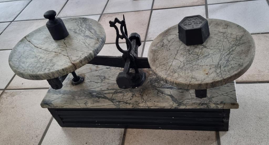 Oude weegschaal met gewichtjes., Ophalen