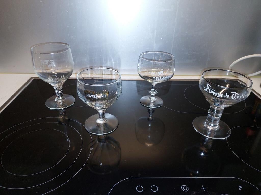 Bierglazen op voet, Verzamelen, Glas en Drinkglazen, Ophalen of Verzenden, Zo goed als nieuw, Bierglas