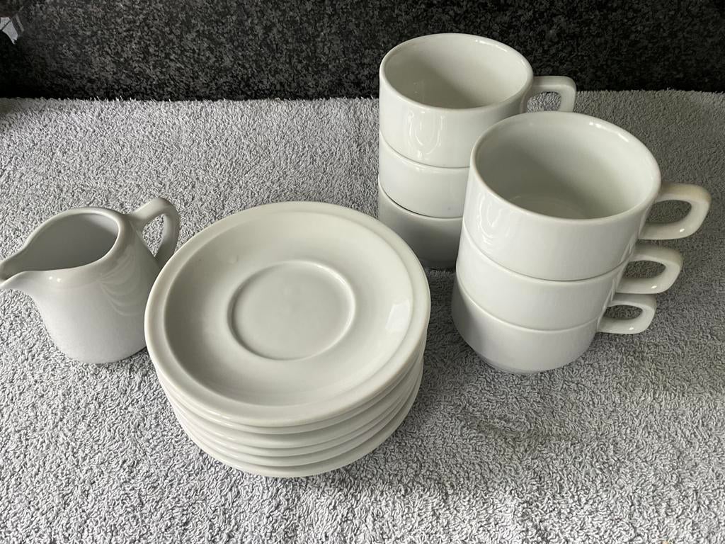 6 witte koffietassen , ondertasjes en melkpot ., Maison & Meubles, Enlèvement, Utilisé, Tasse(s) et/ou soucoupe(s)