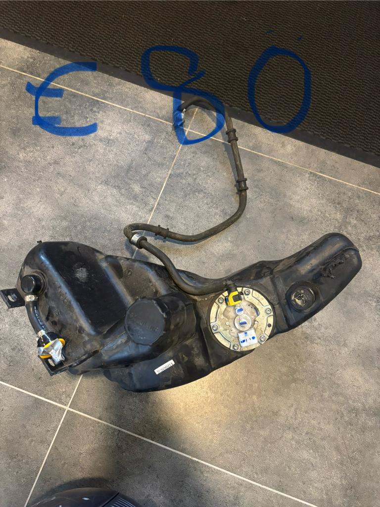 Réservoir de carburant avec pompe piaggio zip iget, Vélos & Vélomoteurs, Pièces de cyclomoteur | Scooters, Enlèvement, Comme neuf