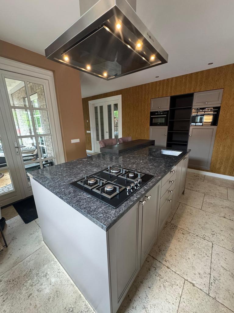 Bel îlot de cuisine de campagne + granit + DÉMONTÉ