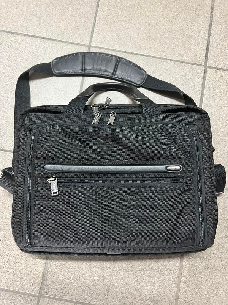 Tumi laptop tas, Ophalen of Verzenden, 17 inch of meer, Gebruikt, Schoudertas