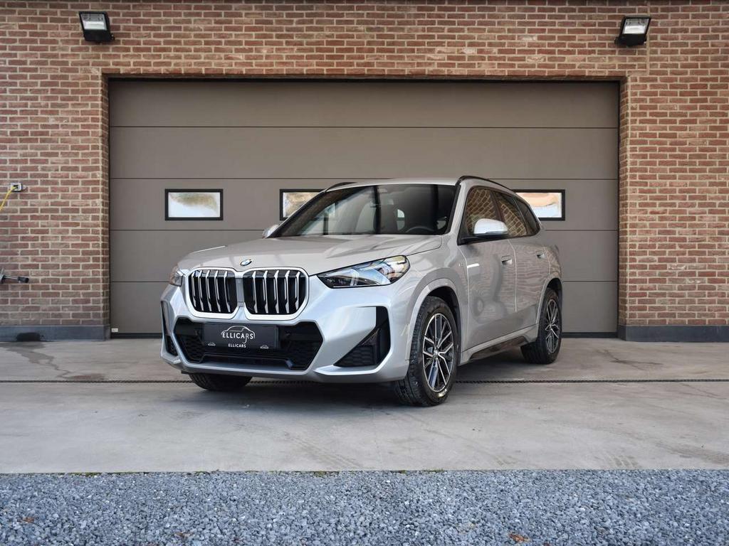 BMW X1 1.5iAS M PACK / CARPLAY / GPS / LED / CAM / DAB, Zwart, Bedrijf, 5 zetels, 3 cilinders