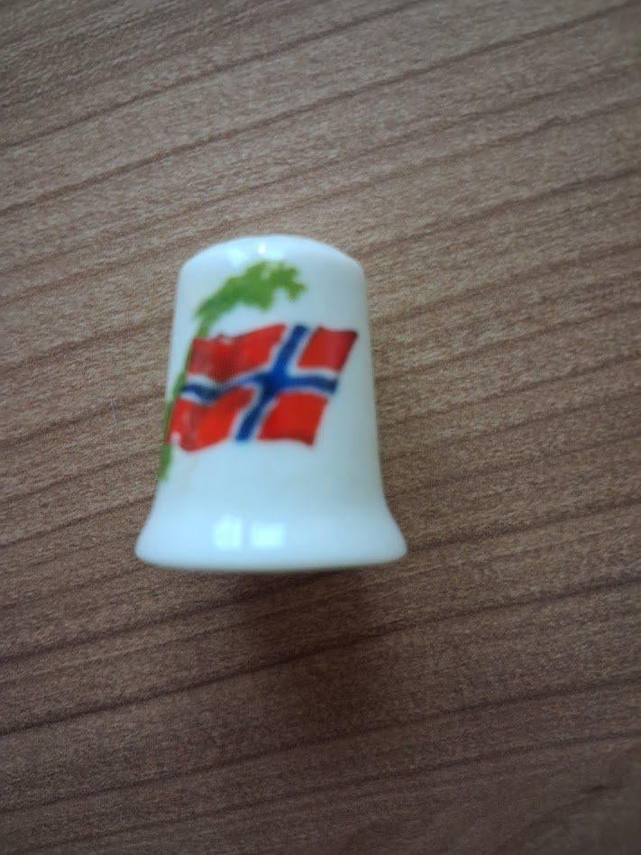 2 dés à coudre de la Norvège. Nouveau., Collections, Dés à coudre, Enlèvement ou Envoi, Neuf, Porcelaine