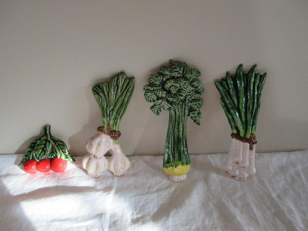 Groentendecoratie muur keramiek groenten gesigneerd vintage, Ophalen