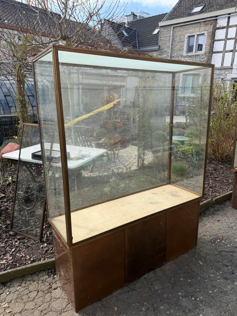 Koperen vitrines, Ophalen