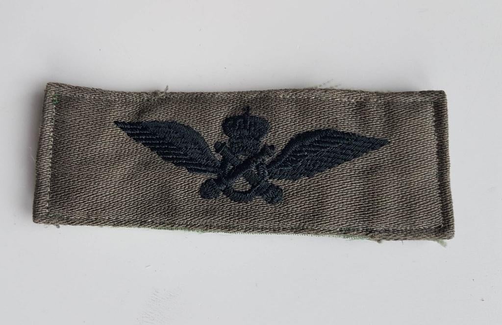 Ailes noires brodées 10 cm x 3,5 cm pilote aviation belge, Collections, Enlèvement ou Envoi, Armée de terre, Emblème ou Badge