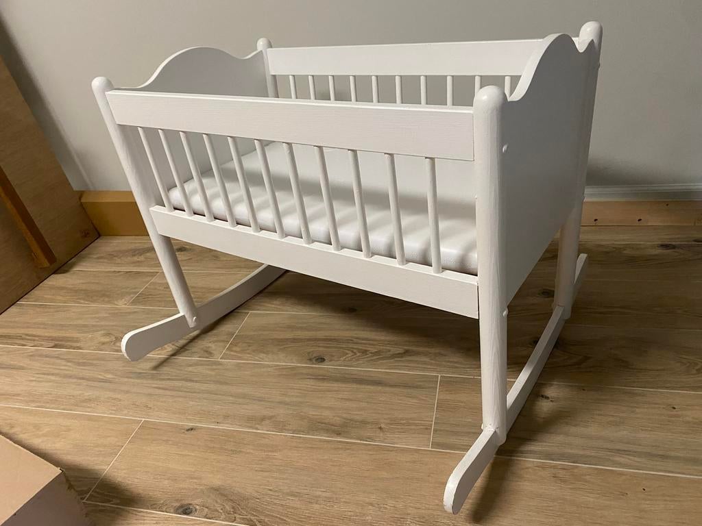 Baby bedje met matras 20€ en kast gratis, Kinderen en Baby's, Ophalen of Verzenden, Zo goed als nieuw