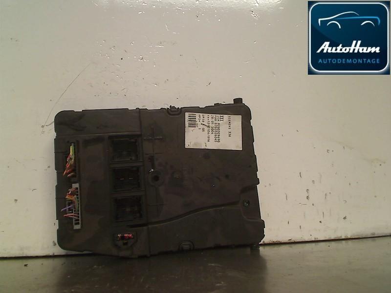 BOITIER FUSIBLES Renault Megane II Grandtour (KM), Utilisé, Renault