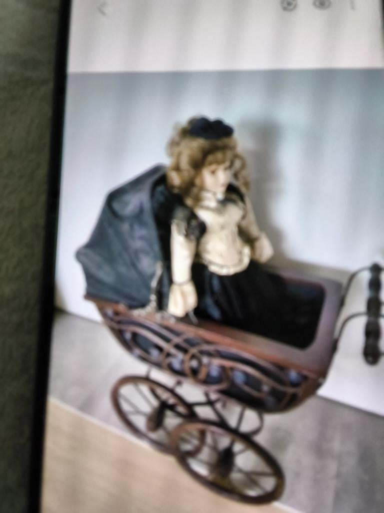 Oude popenkoets met porseleinen pop voor decoratie, Antiek en Kunst, Ophalen