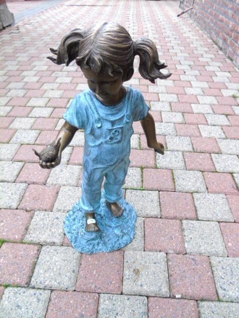 bronzen beeld meisje met een vogel in de hand, Tuin en Terras, Ophalen of Verzenden, Nieuw, Overige materialen, Dierenbeeld