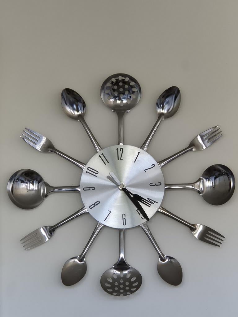Horloge murale design "Couverts de cuisine" – Métal argenté, Enlèvement, Comme neuf, Analogique, Horloge murale