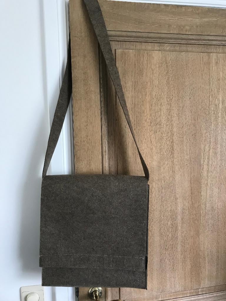 Zeer mooie schoudertas in vilt, Ophalen of Verzenden, Beige