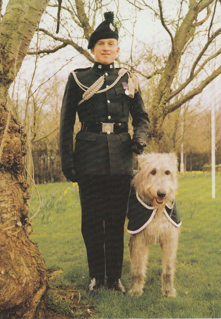 KLEDERDRACHT 1é Bataljon Iers Regiment + Mascotte Brian Boru, Verzenden, Ongelopen, Klederdracht