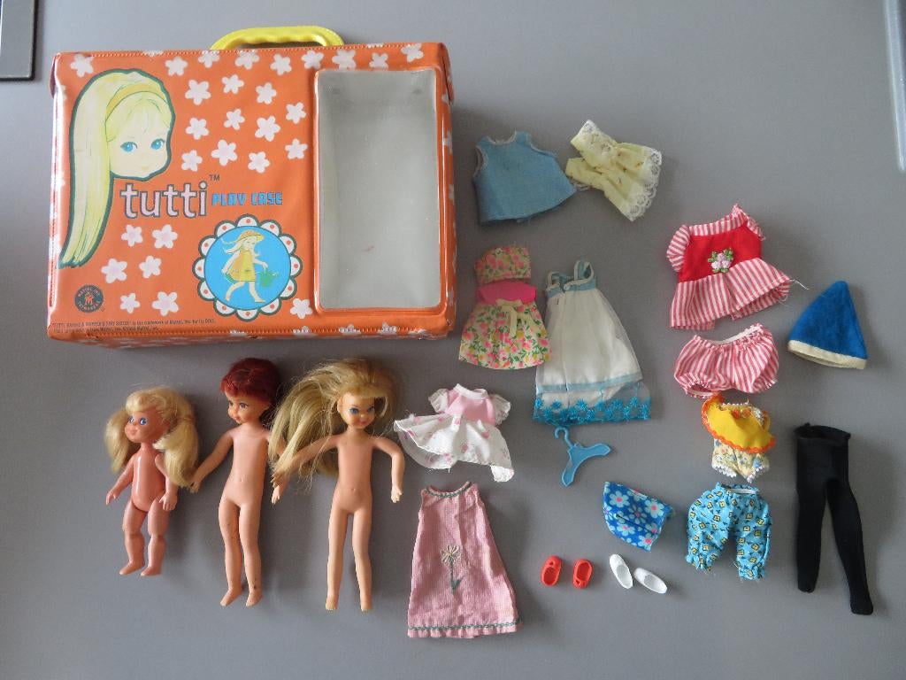 1965 Tutti Barbie koffertje + 3 poppen + kleding, Ophalen of Verzenden, Zo goed als nieuw, Barbie