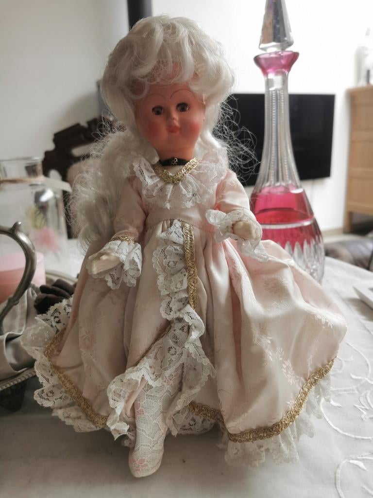 Poupée très ancienne, Enlèvement ou Envoi, Utilisé