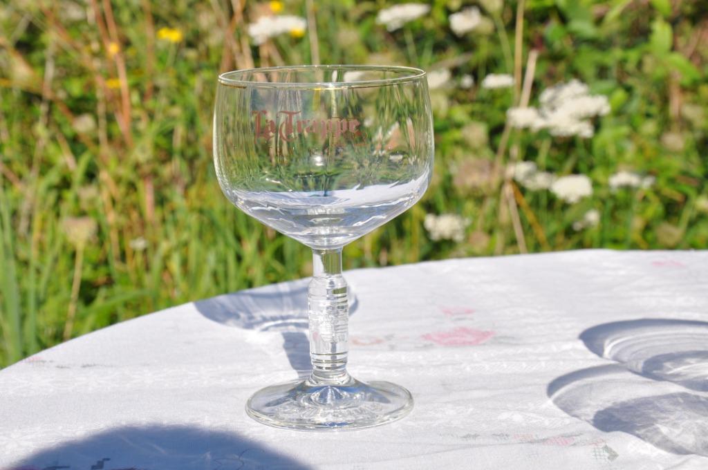 verre a biere sur pied abbaye la trappe, Collections, Enlèvement ou Envoi, Comme neuf, Verre ou Verres, La Trappe