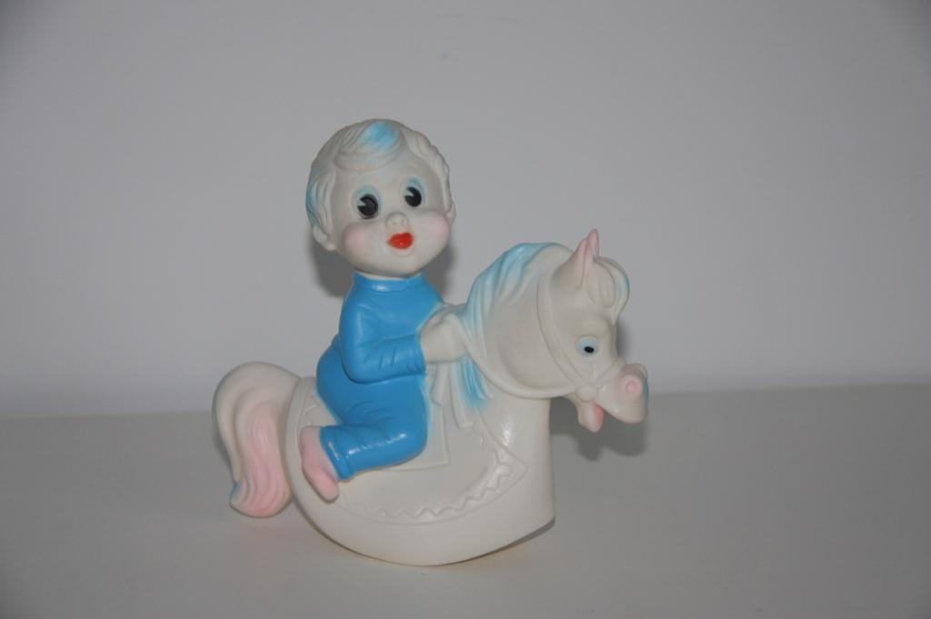 M. Dep. Vintage piep speelgoed kindje op hobbelpaard, Ophalen of Verzenden