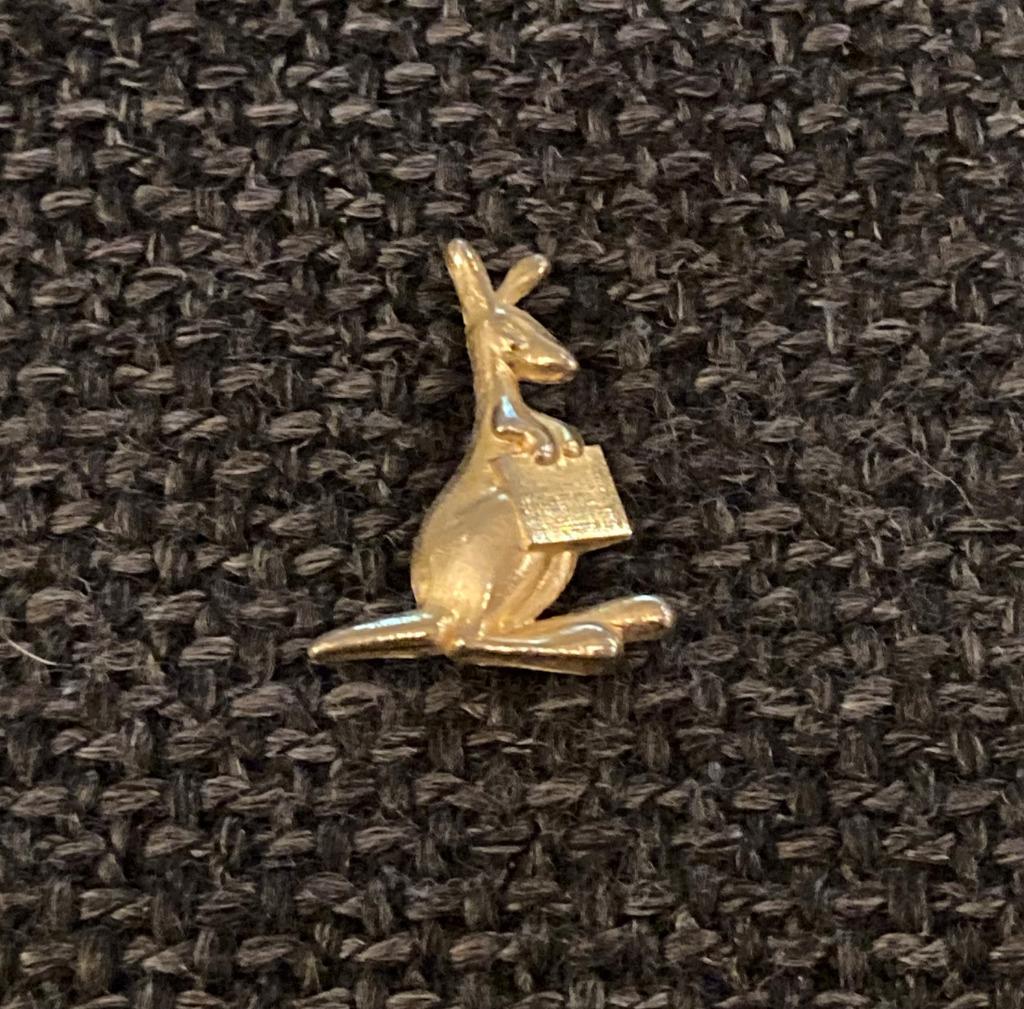 PIN - KANGOUROU - KANGOEROE, Verzenden, Gebruikt, Dier of Natuur, Speldje of Pin
