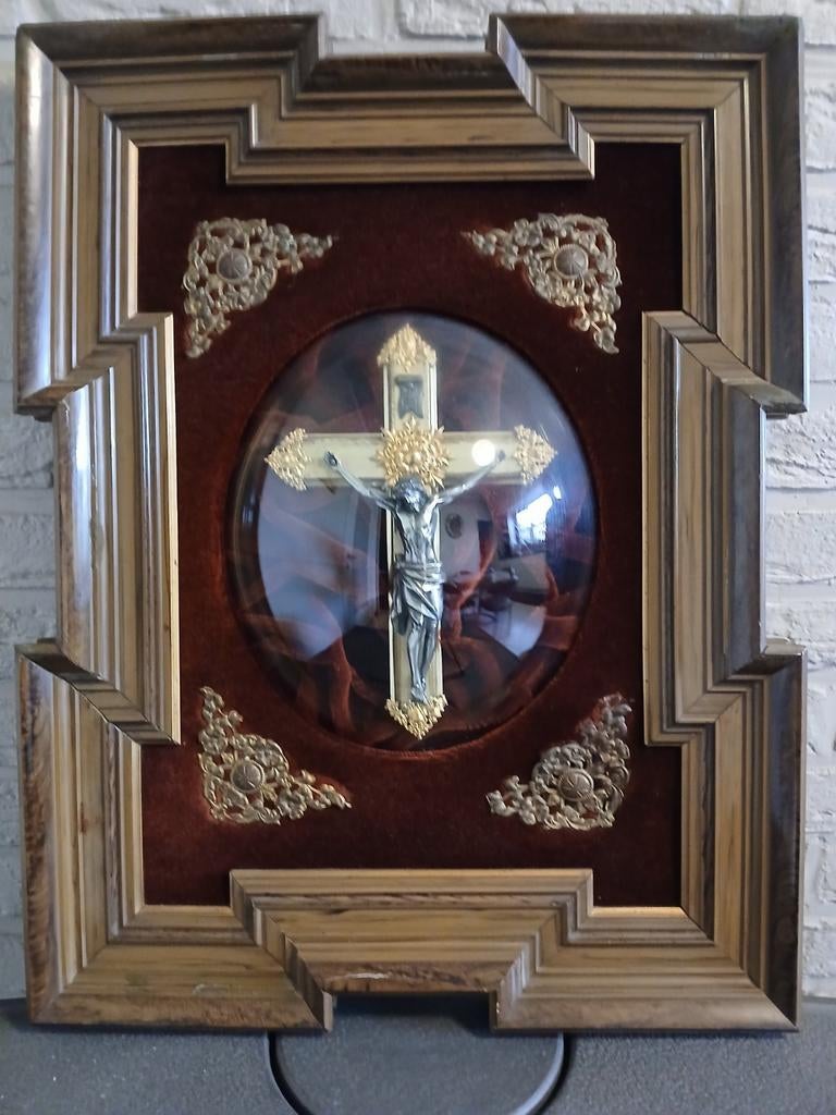 kruisbeeld onder bolglas, Ophalen