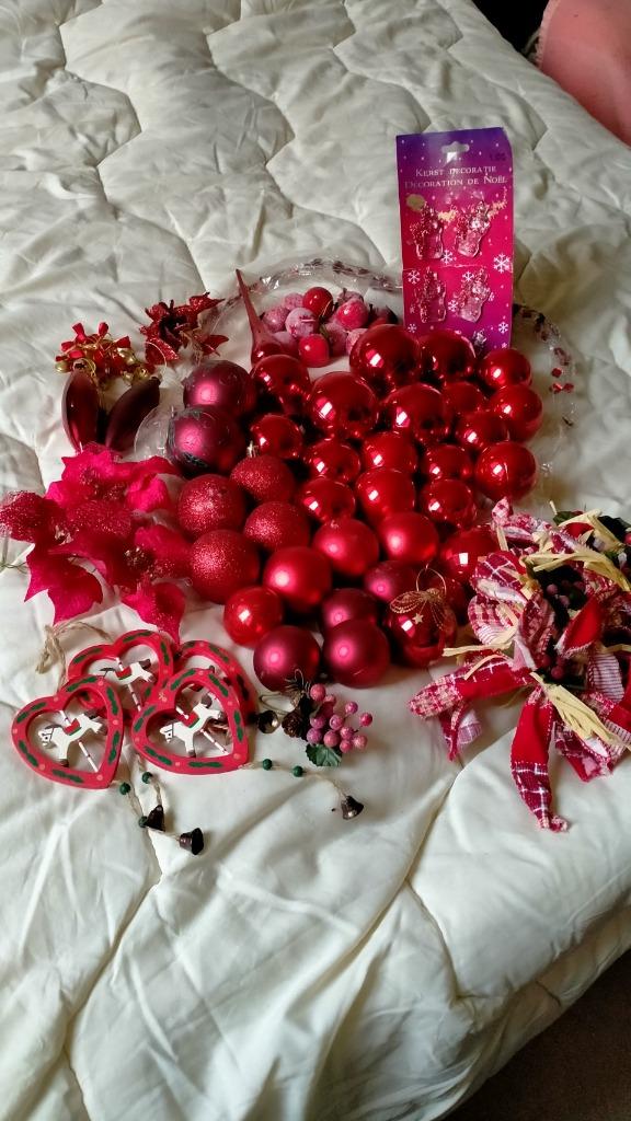 Rood kerstgerief:36 kerstballen,piek,strikjes,hangers., Diversen, Ophalen, Gebruikt