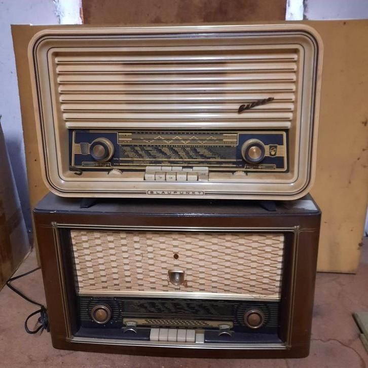 Une vieille radio. Je suis resté dans le grenier pendant des, Enlèvement ou Envoi