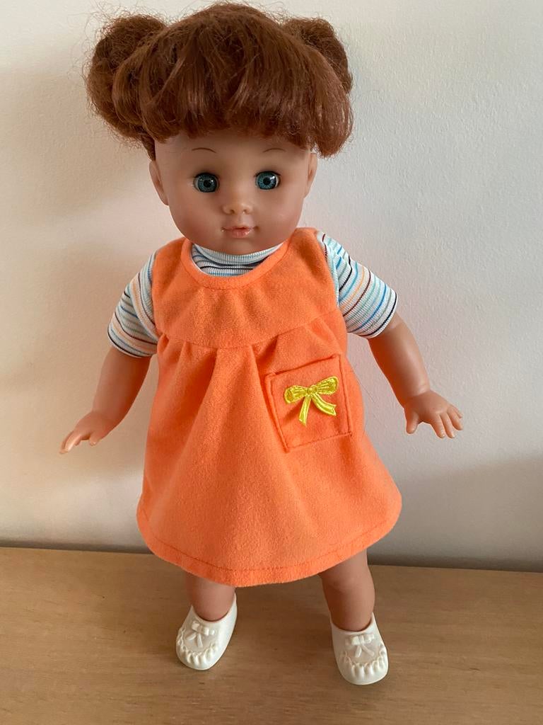 Babypop met rode haren en bijpassende kledij en schoenen, Verzamelen, Poppen, Ophalen of Verzenden, Zo goed als nieuw