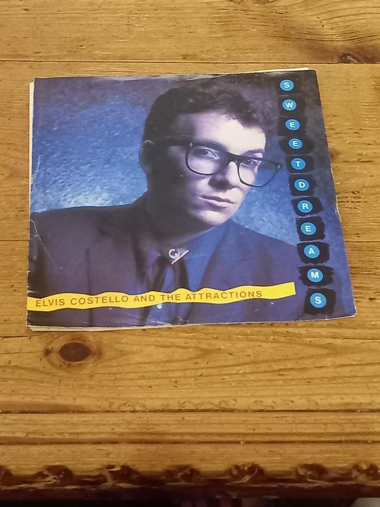 2 Singles van Elvis Costello And The Attractions, Gebruikt, 7 inch, Single, Ophalen of Verzenden