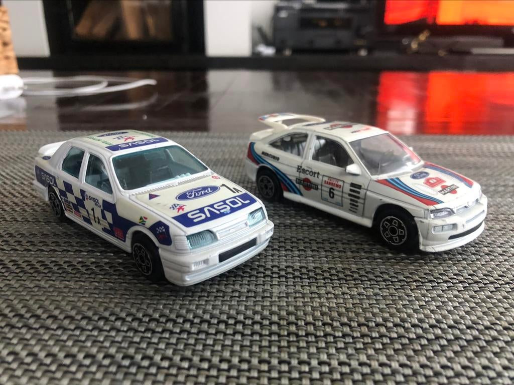 ford Sierra cosworth + ford escort rs  cosworth burago 1/43, Ophalen, Zo goed als nieuw