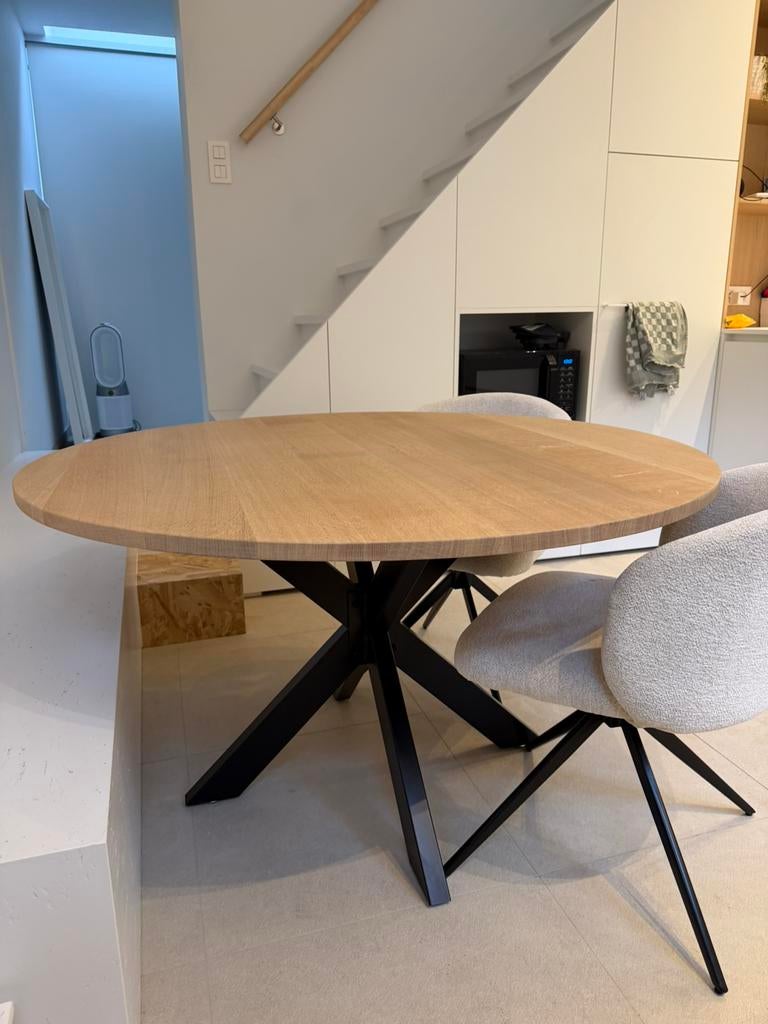 Table ronde en chêne avec pied noir, diamètre 130 cm, 100 à 150 cm, Comme neuf, 100 à 150 cm, Chêne