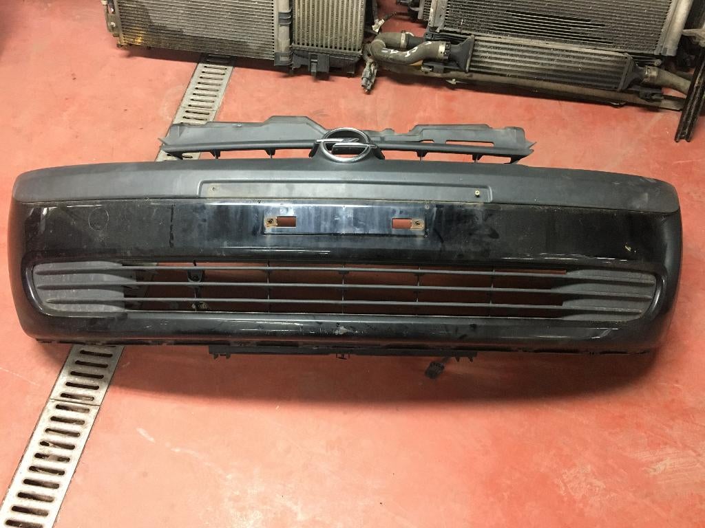 PARE CHOC AVANT OPEL CORSA C PHASE 1, Autos : Pièces & Accessoires, Carrosserie & Tôlerie, Pare-chocs, RUE BRIGADE PIRON 307, Enlèvement