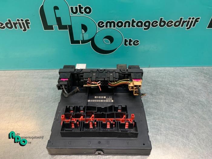 Boîte à fusibles d'un Volkswagen Caddy (Caddy 04-), Autos : Pièces & Accessoires, Électronique & Câbles, Volkswagen, Utilisé, 3 mois de garantie