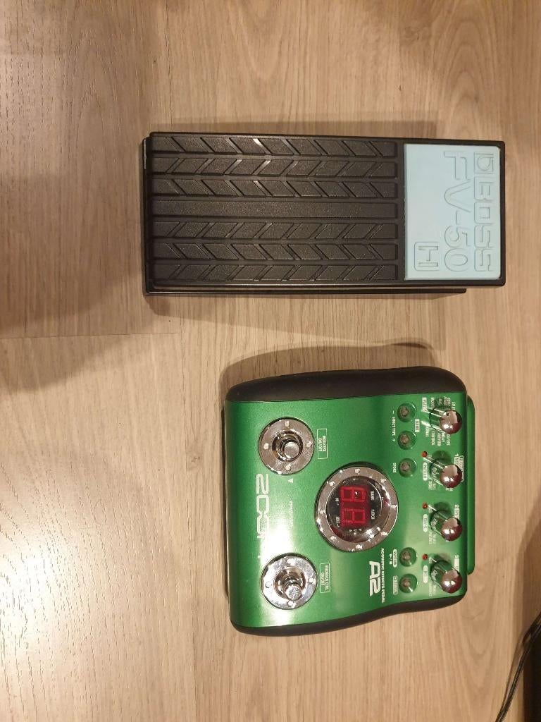 PÉDALE DE VOLUME BOSS ET EFFET ZOOM A2, Musique & Instruments, Effets, Comme neuf, Chorus, Delay ou Écho, Distortion, Overdrive ou Fuzz