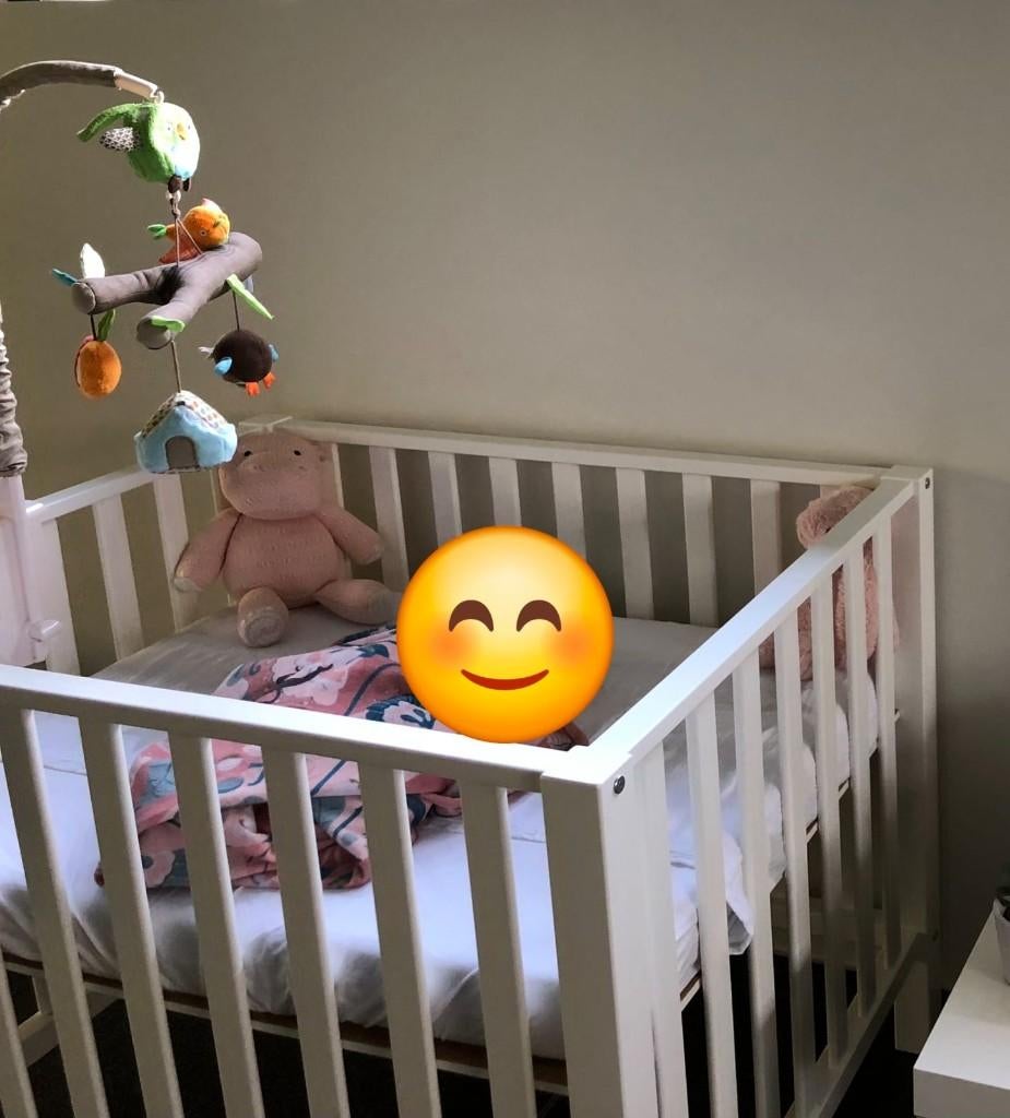 Mooi Wit Houten Babybedje – Verstelbaar in Hoogte, Kinderen en Baby's, Babyparken, Ophalen, In hoogte verstelbaar