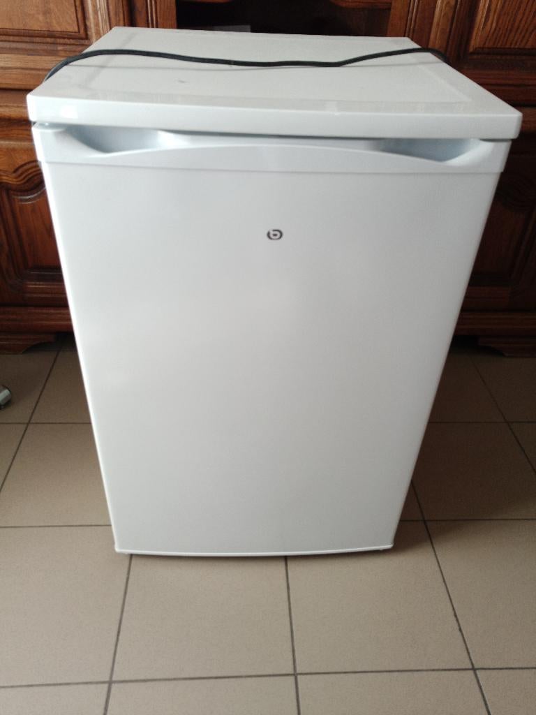 Petit réfrigérateur en excellent état de fonctionnement, 2an, Electroménager, Avec compartiment congélateur, 85 à 120 cm, Enlèvement
