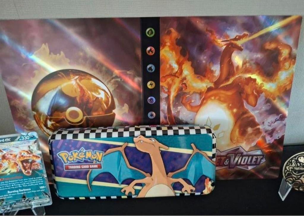 Set Pokémon Charizard avec dossier de collection et boîte à, Enlèvement ou Envoi