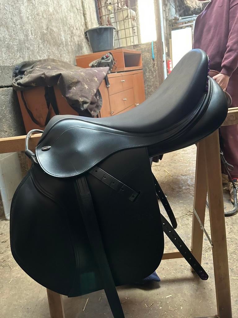 Tekna springzadel 18 inch, Animaux & Accessoires, Chevaux & Poneys | Selles, Comme neuf, Enlèvement