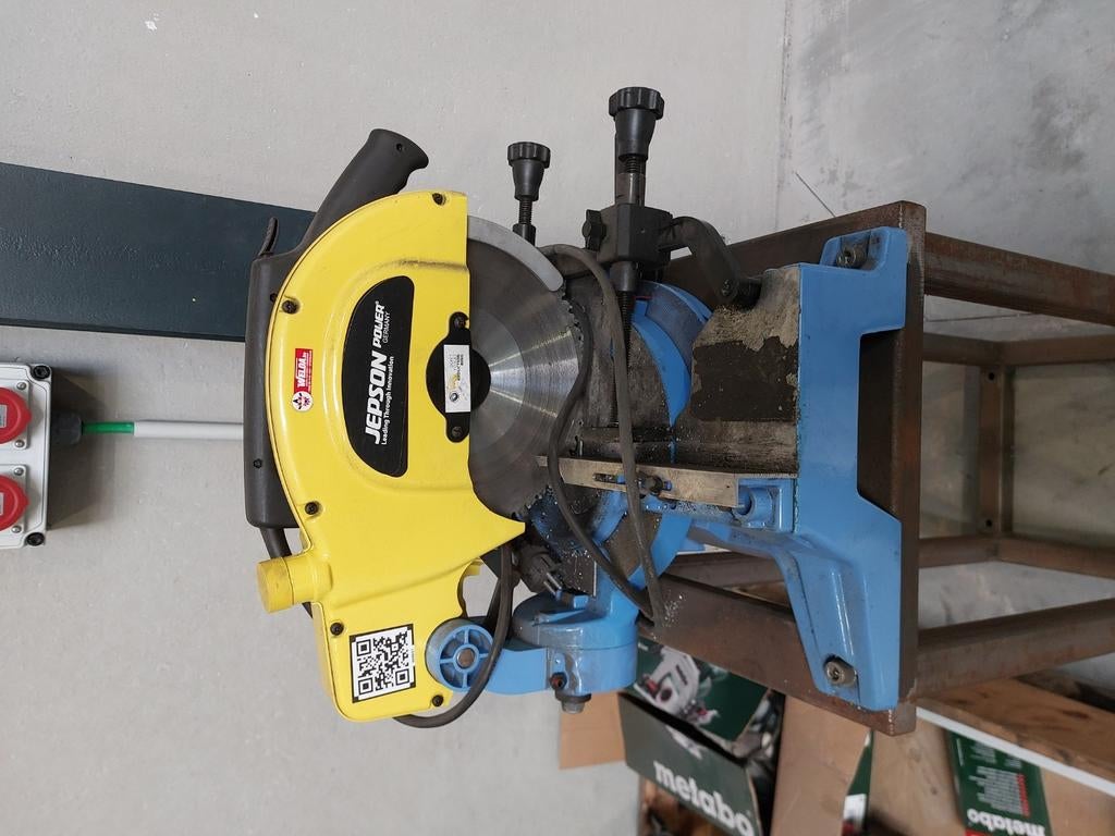 Jepson dry cutter 9410 met stalen onderstel en 2 zaagbladen, Enlèvement, Comme neuf