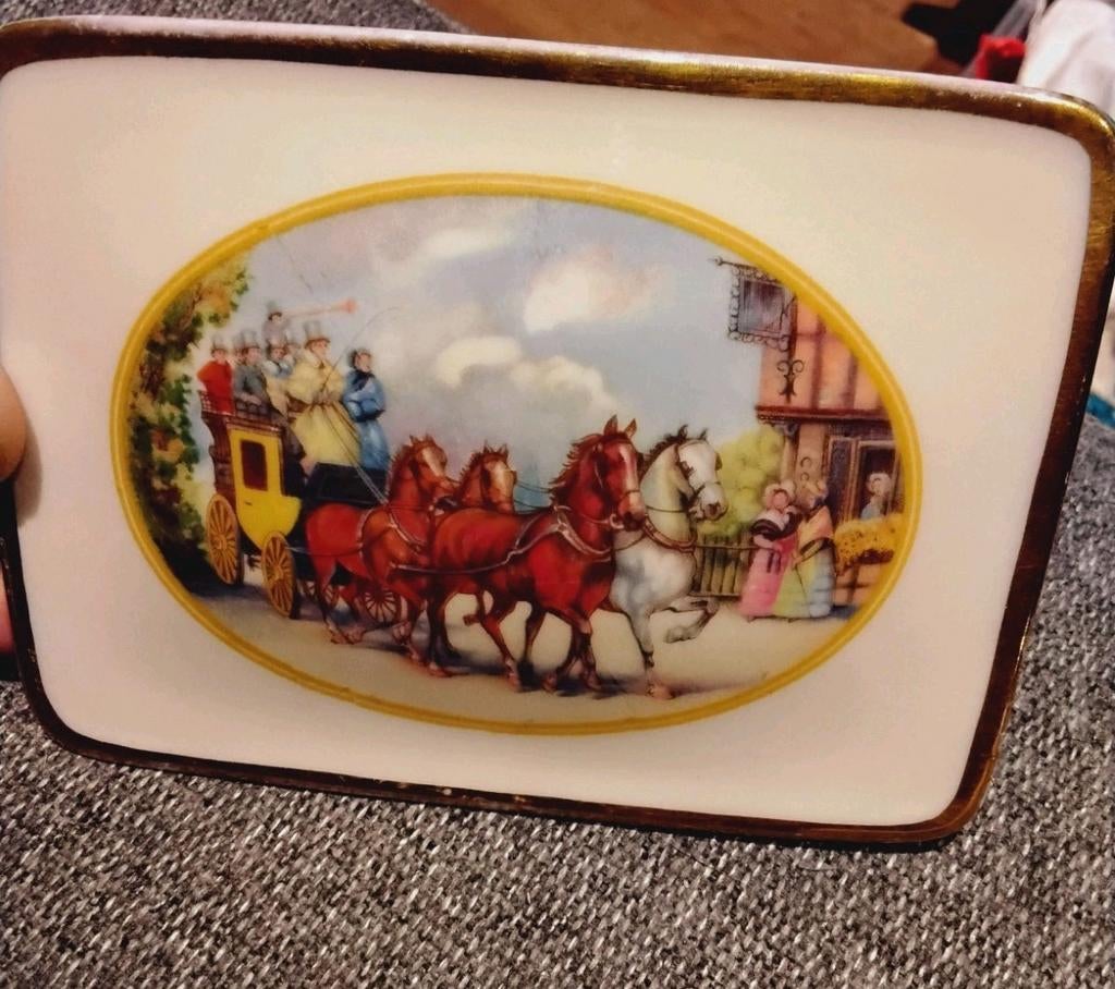 Boîte et couvercle en porcelaine d'après-guerre, diligence,, Antiquités & Art, Antiquités | Porcelaine, Enlèvement ou Envoi