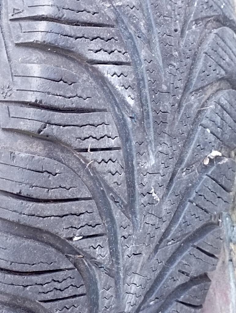 1 Pneu Goodyear 175/70R14 84Q (très bon état) + 1 jante, Autos : Pièces & Accessoires, 14 pouces, Pneus et Jantes, 4 Saisons, 175 mm